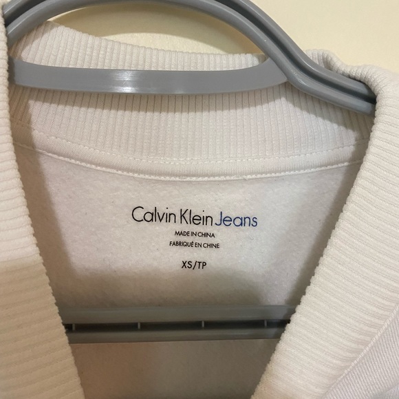 Calvin Klein Sweater. - Picture 3 of 3
